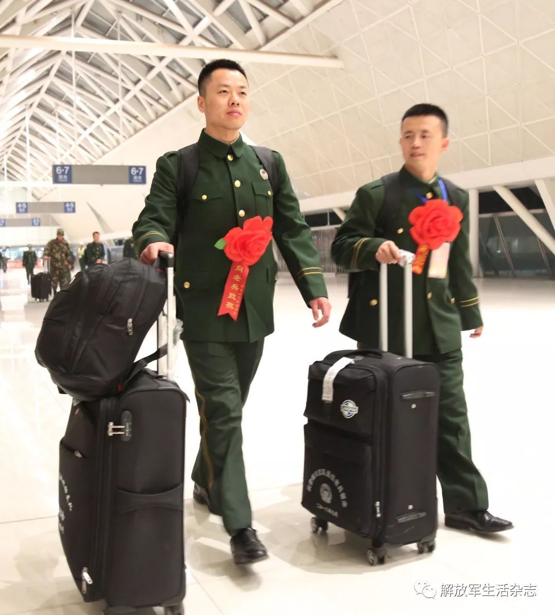 刚刚,2018退伍老兵正式脱下军装告别部队