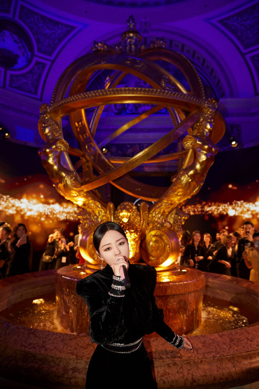 张靓颖真是越来越有气场了,一袭黑色开叉长裙霸气又性感,化身钮钴禄