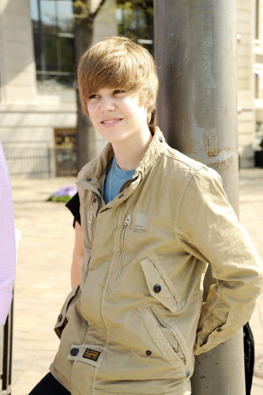 贾斯汀比伯颜值回春,运动装出席活动,手里"一抹红"竟成装饰!