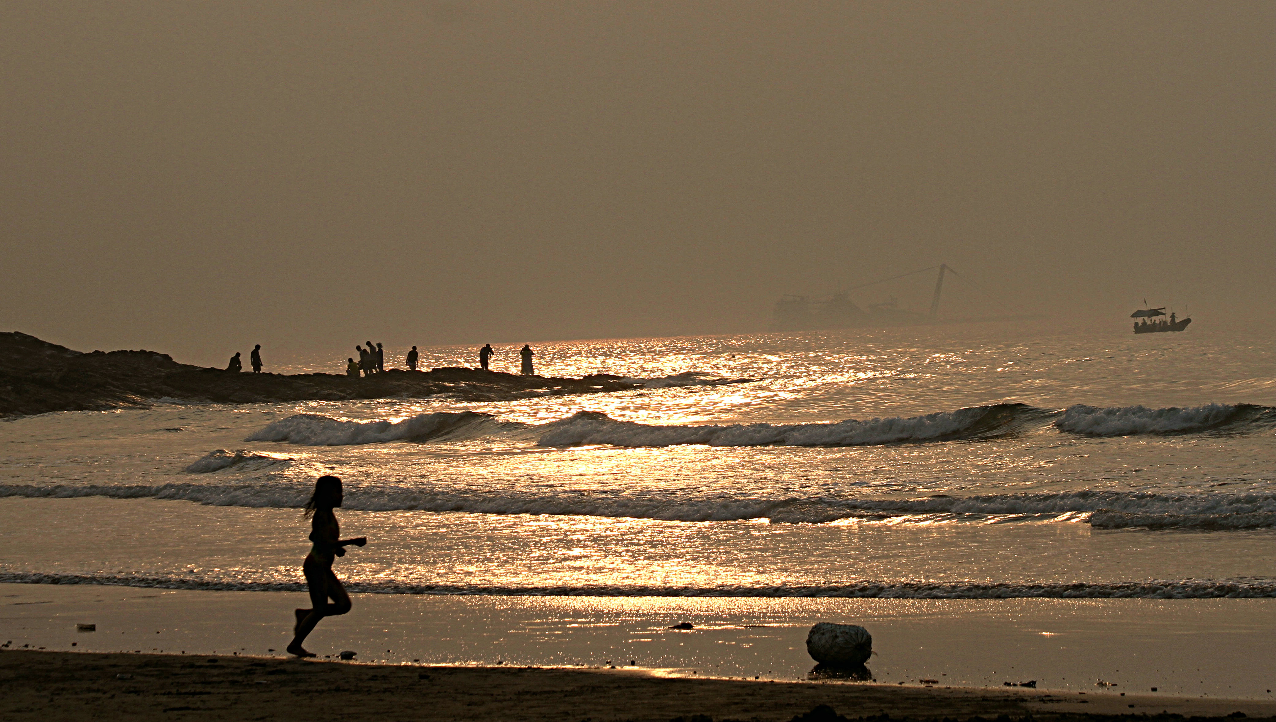 拍摄剪影:海边追逐的少年