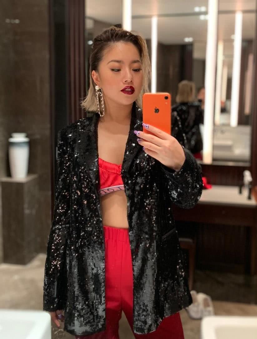 吐槽大会开播,王菊的腿成了亮点,网友直呼抹了多少"橄榄油"