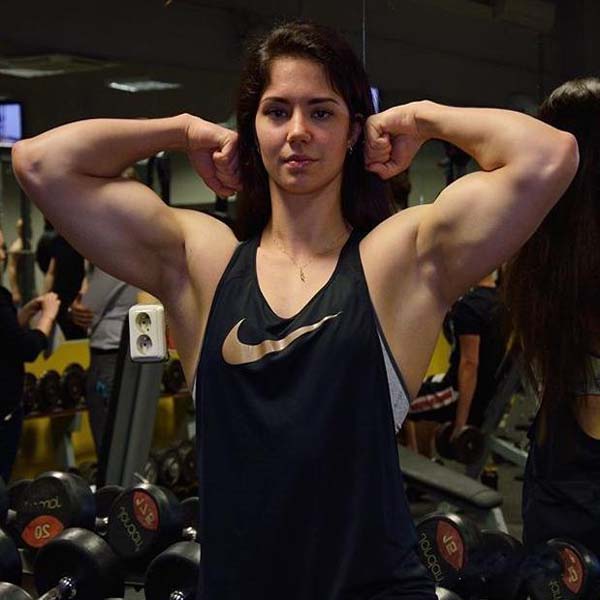 22岁美女健身收获麒麟臂,看完她以前的照片,网友感慨:何苦呢