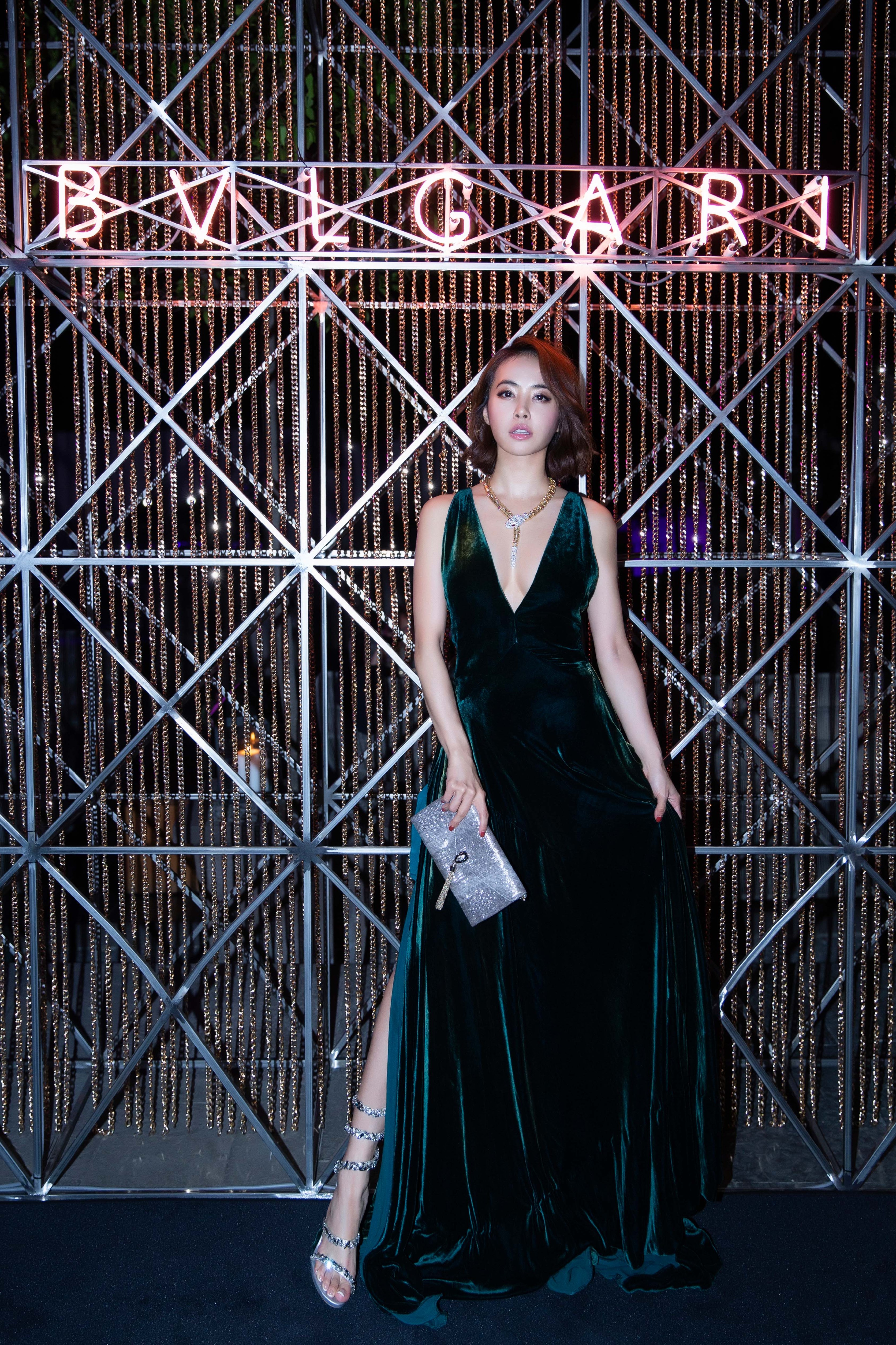 蔡依林一袭开叉裙惊艳秀场!长腿抢眼,身高1米5的她秒变超模身材