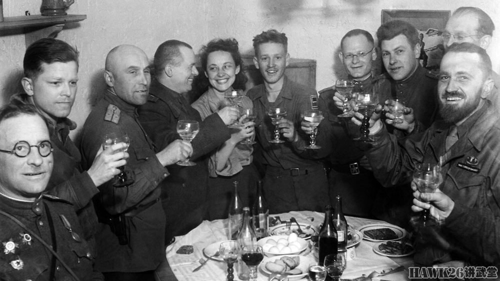 图说:美苏易北河会师75周年 从小心翼翼的接触变成兄弟间的狂欢