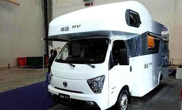 这款国产房车才8万,全车6米2个铺位内饰不输豪华房车!