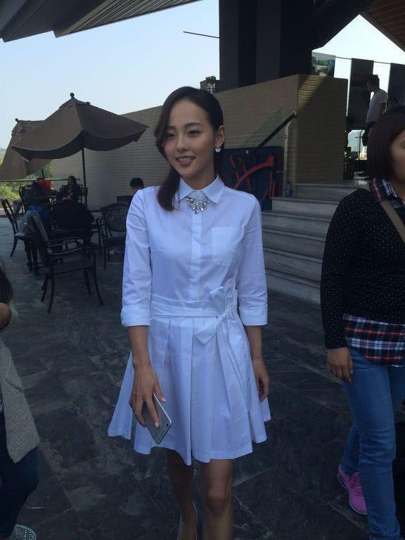 张嘉倪以前旧照皮肤也太黑了,胜在五官精致人还是很美