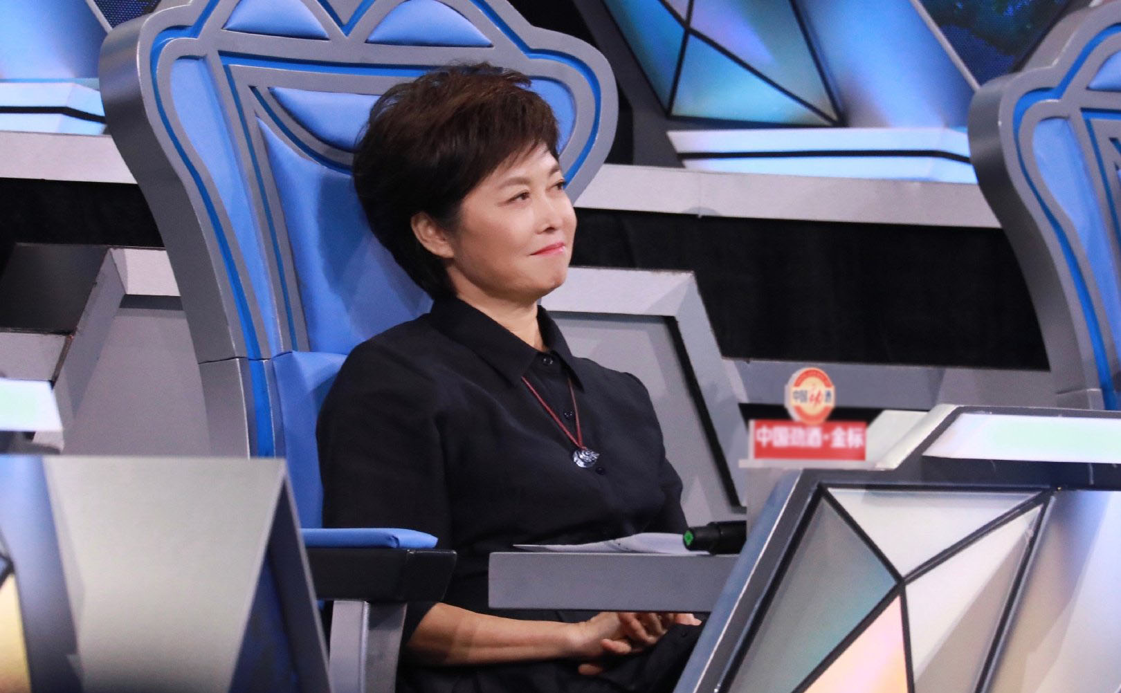 看完《主持人大赛》,我居然被64岁敬一丹老师的气质圈了粉