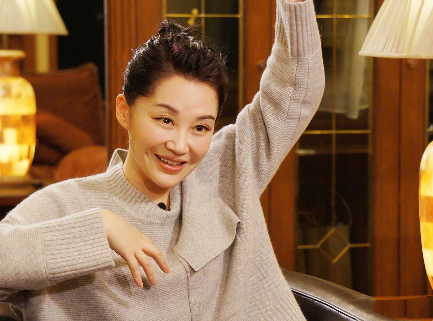许晴真不显老,穿卡其毛衣扎丸子头气质温婉优雅,哪像50岁的样子