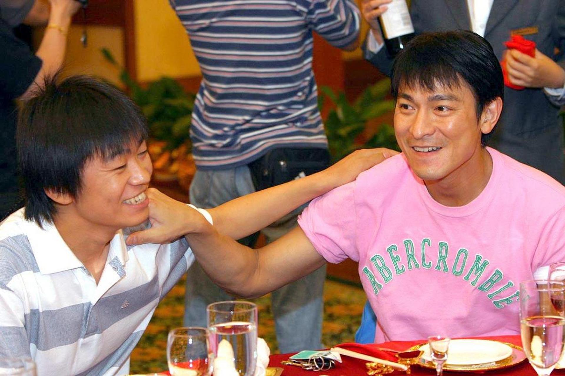 一次,冯小刚和徐帆吃饭时,王宝强带一麻袋东西来了,冯小刚见状,直接红