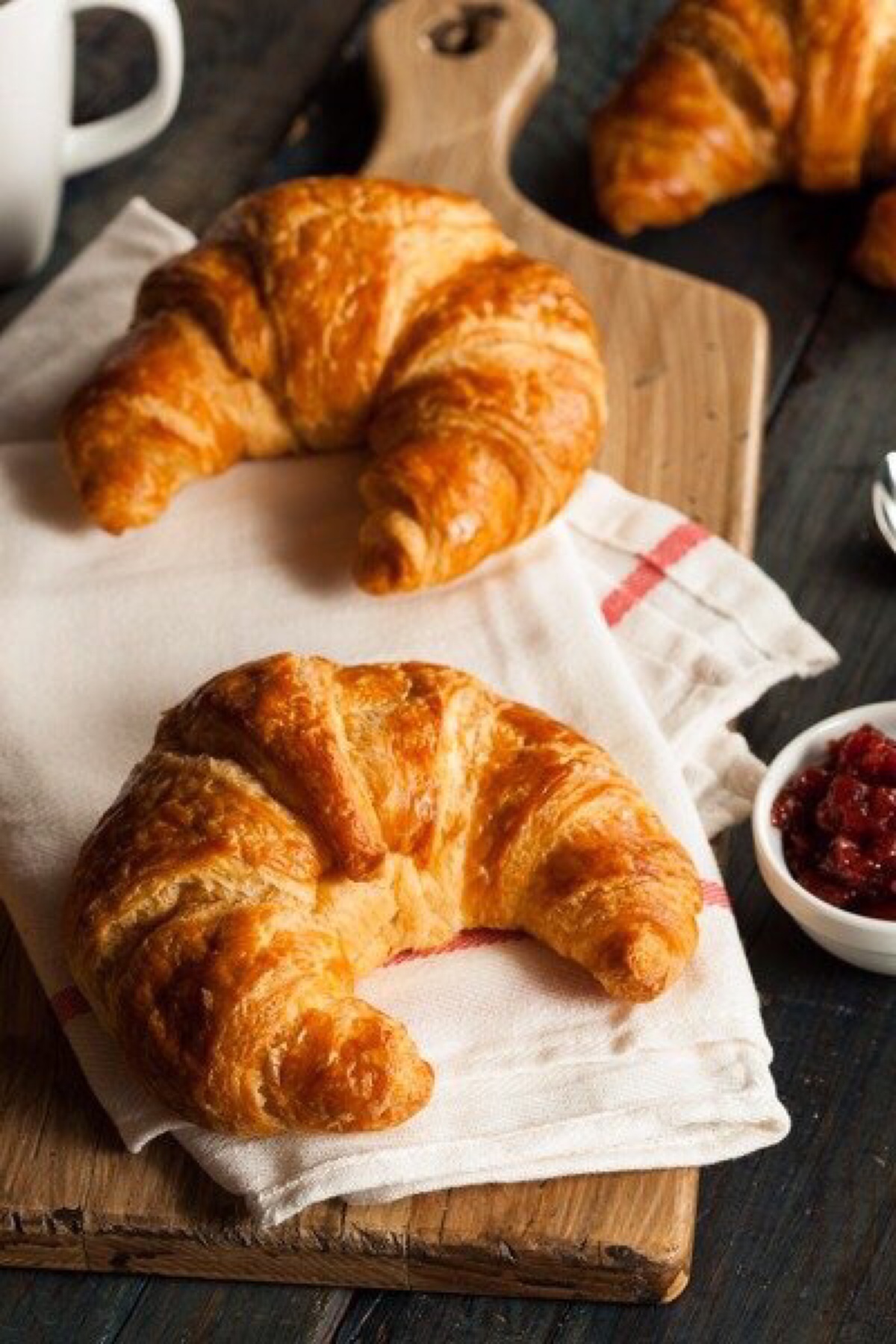 面包界的宠儿,可颂羊角面包,层层酥软,蘸酱,加馅,单吃都好吃