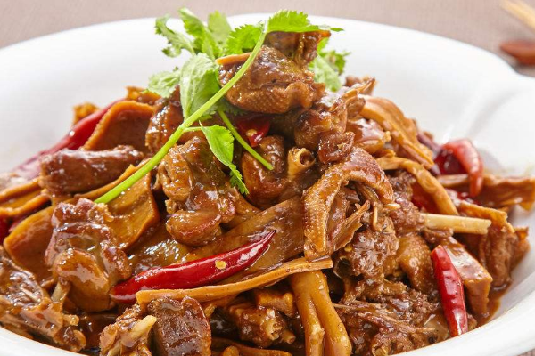 炒啤酒鸭时,需不需要焯水?大厨说:这1步很关键,炒出来特美味