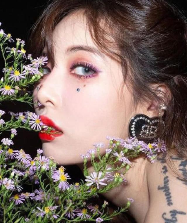 金泫雅回归,新歌mv造型似花仙子,网友:爱上了她的病娇猫眼妆!