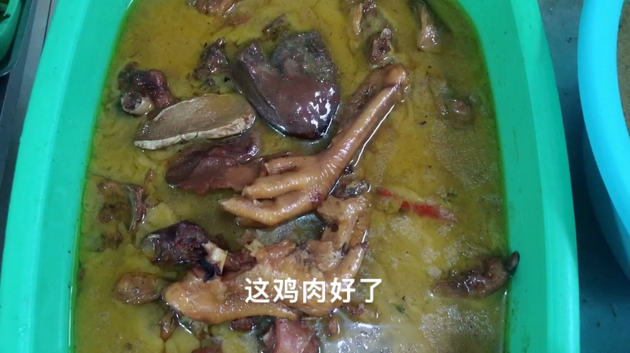炖鸡肉,酱猪排骨,炖牛肉,红烧肉,怎么这么丰盛呢