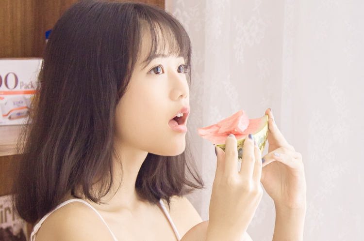 回到家里,于盼盼把柚子放进储藏室,估计老爷子他们快回来了,就拿出鱼