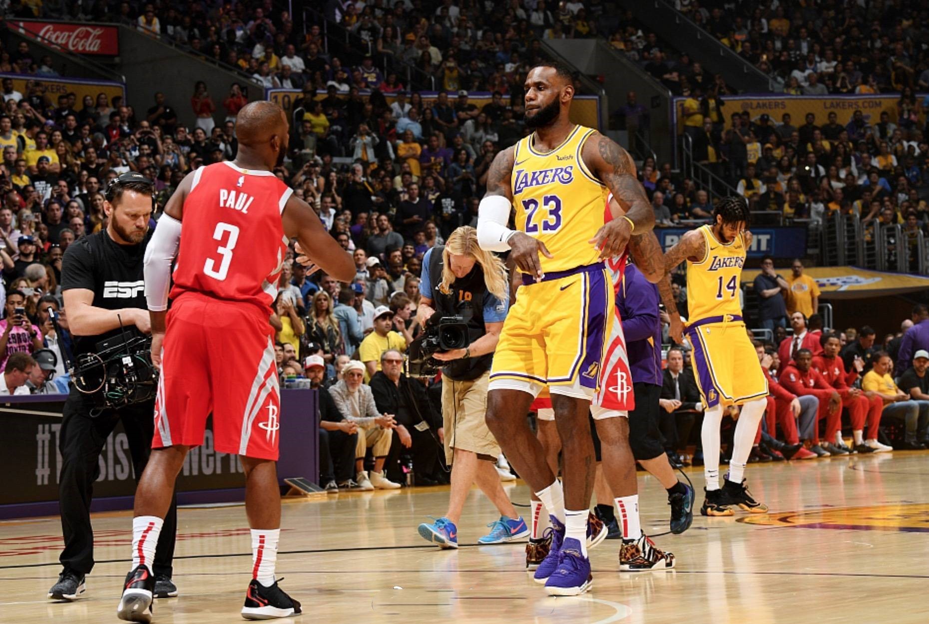 火箭湖人起冲突,火湖大战升级拳击斗殴大赛!网友:詹姆斯好尴尬