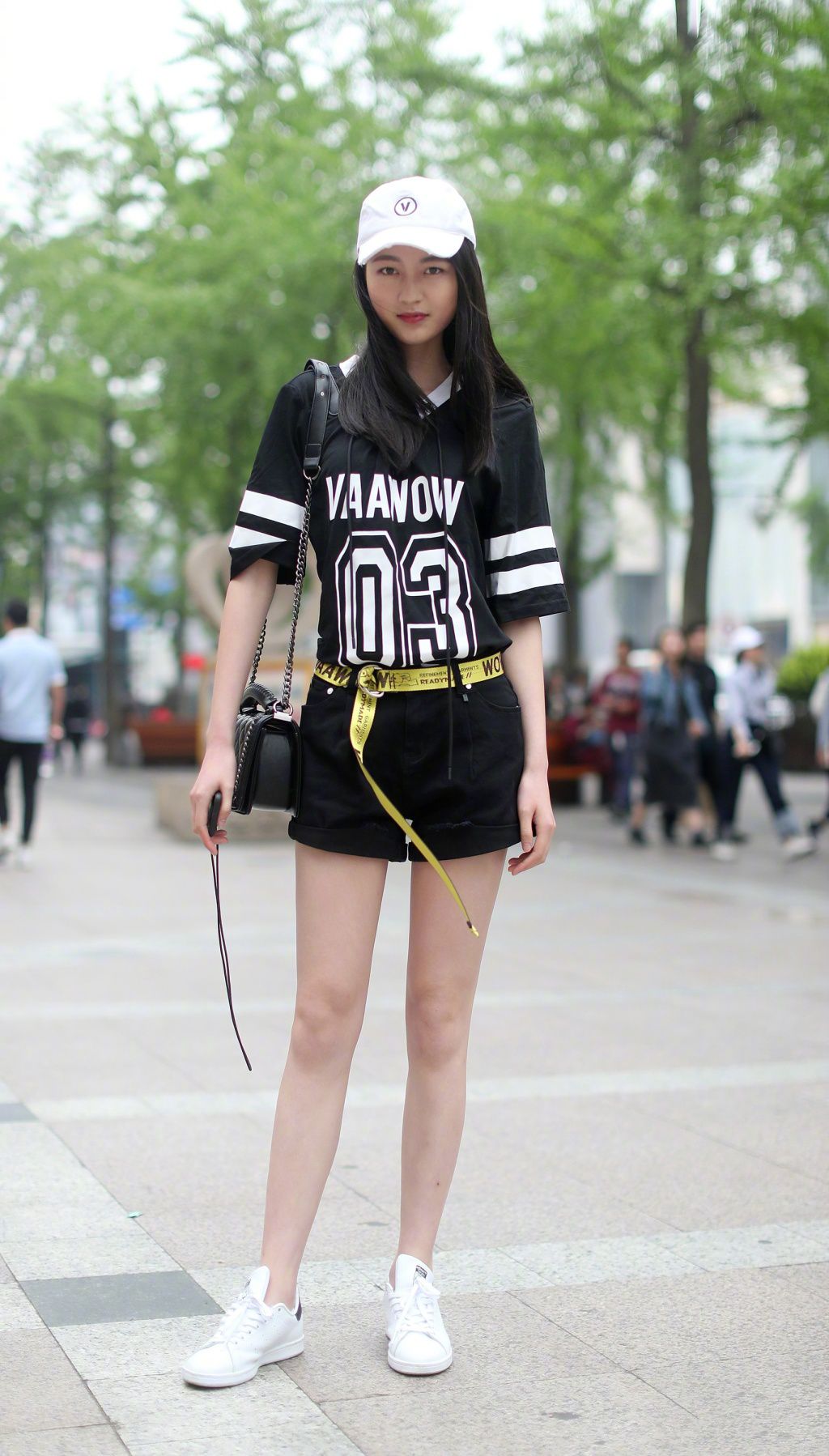 街拍:小姐姐竖条纹的上衣,七分袖,加过膝长裙,修饰身材比例.