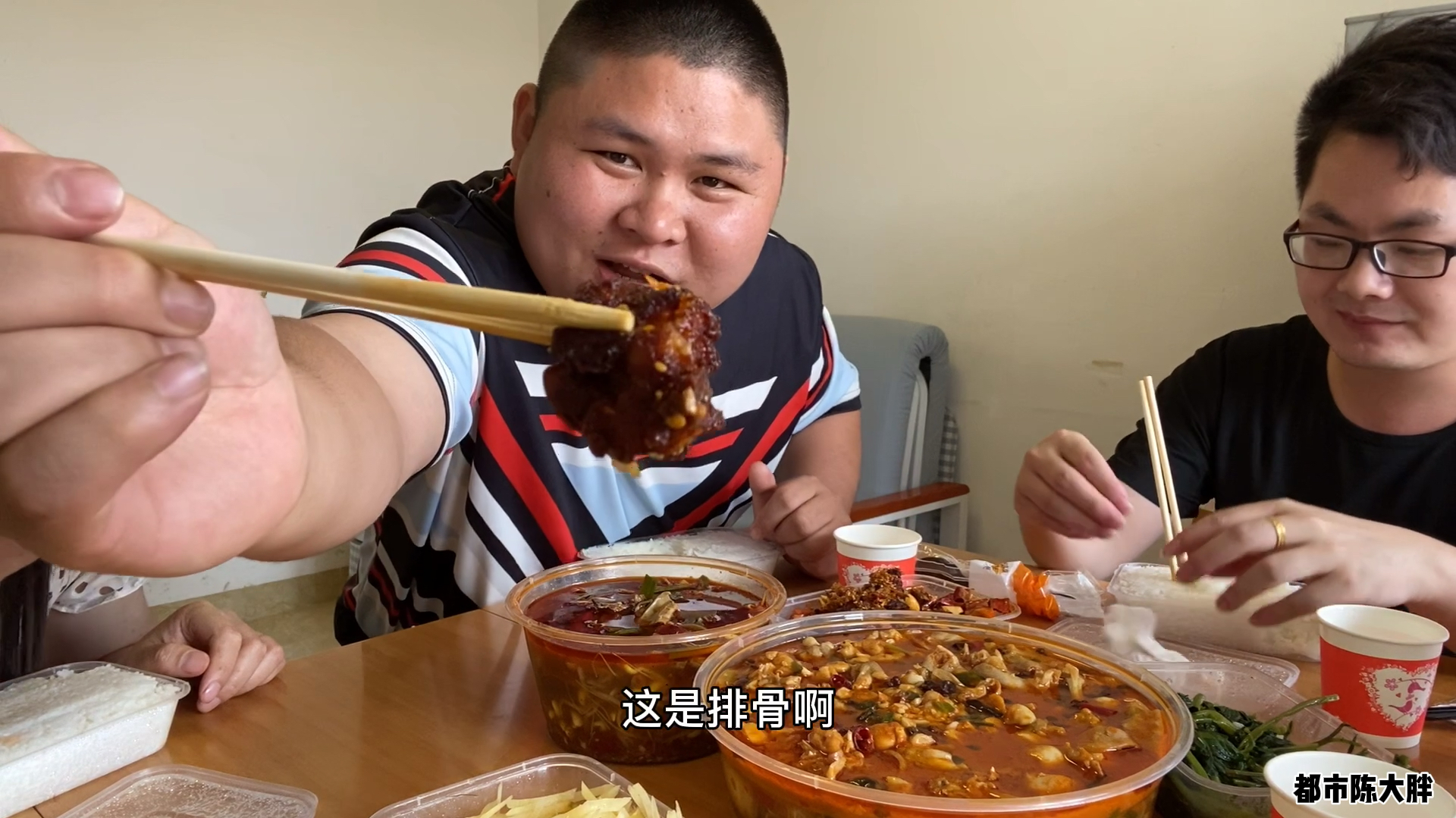 帮妹夫搬新家没空煮饭,叫外卖水煮牛蛙,麻辣毛血旺,够辣够刺激