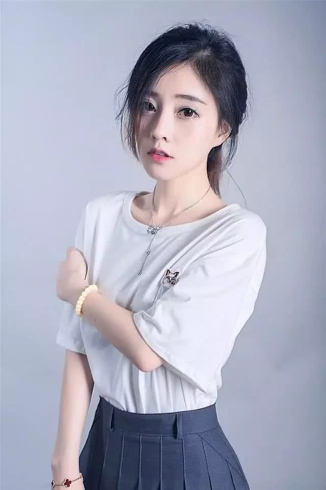 冯提莫又上男人装了,这次着装看了有种说不出的难受