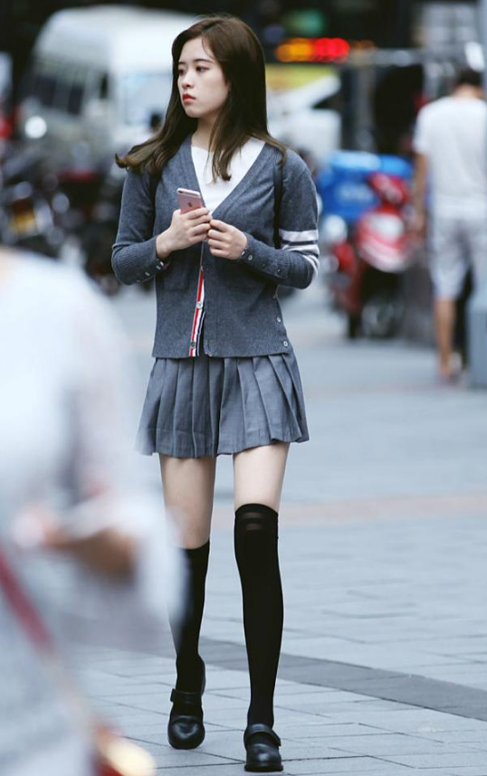 街拍:身材很棒的第二个美女,露脐上衣配牛仔裤,真是赏心悦目!