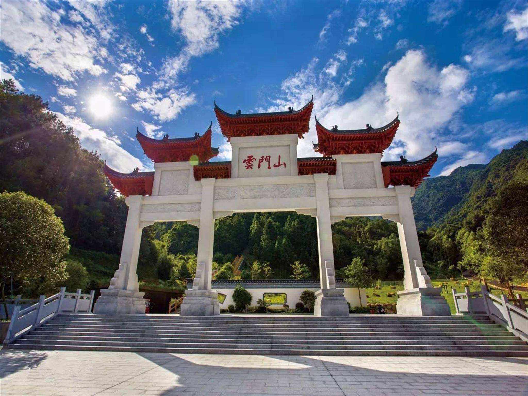 云门山是古青州胜景之一,因独特秀美的风景而得名,而且古迹众多.
