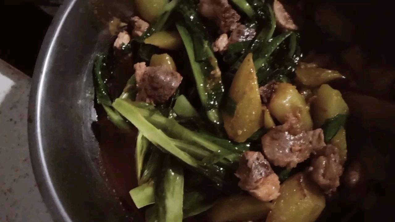 晓红姐今晚做的莴笋烧肉 一大盆吃光光 看她怎么做的