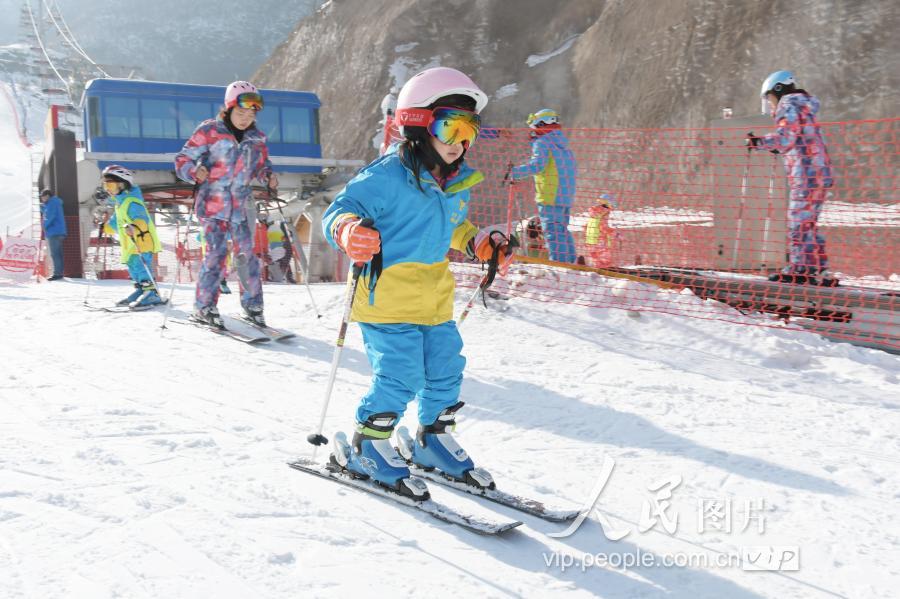 2019年1月13日,在甘肃省临夏回族自治州永靖县凤凰岭滑雪场,小学生在