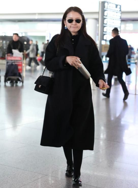 热依扎一身黑色打扮配着素颜现身机场,离开美颜和美妆和路人无异