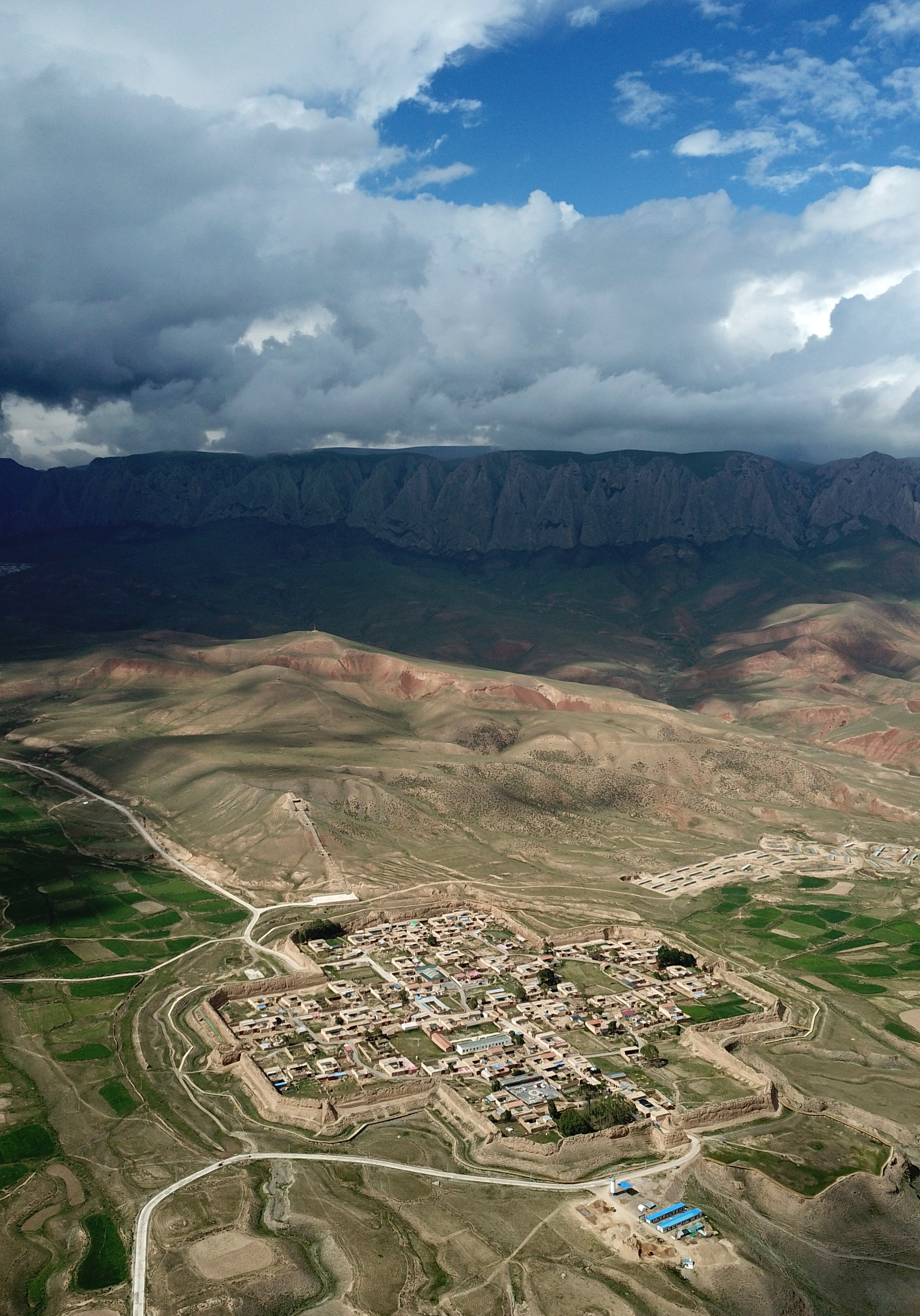 新华社照片,夏河(甘肃),2019年6月21日    白石崖下的八角城    这是6