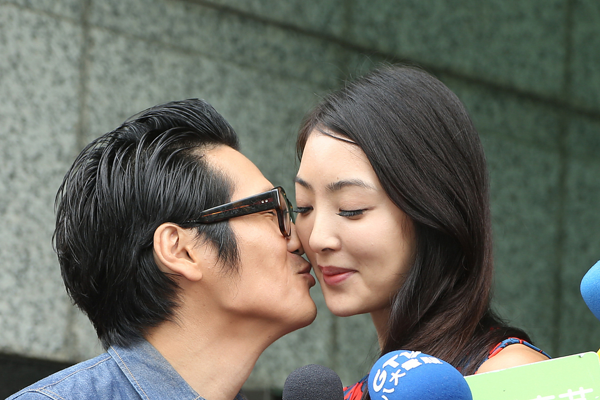 曹格与吴速玲:离婚之后的深情表白与不变的爱  近日,曹格与吴速玲离婚