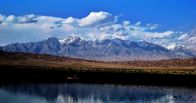 旅游:白公山远看像金字塔,非常神秘