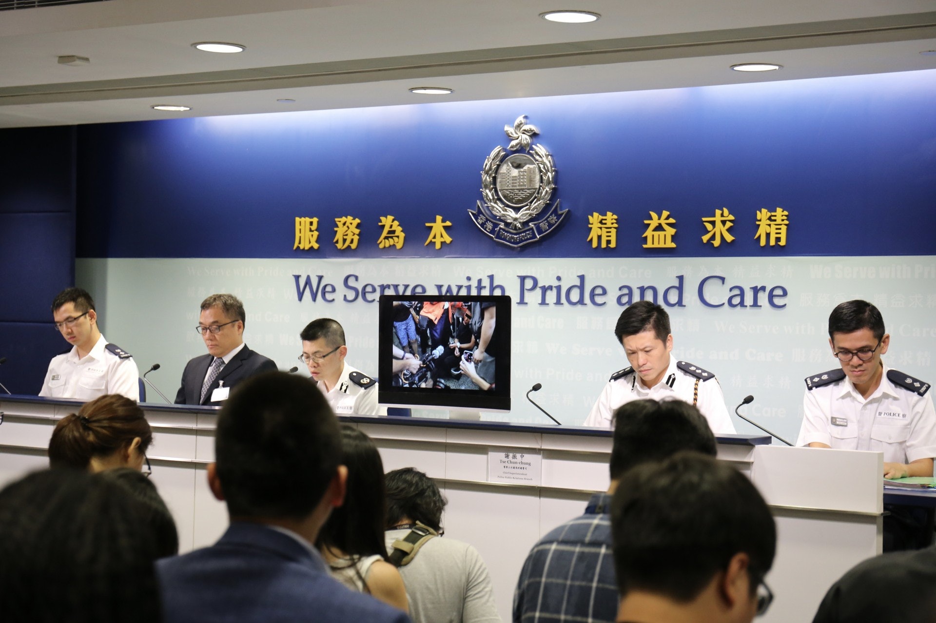香港警方还原周末"警员举枪"现场:暴力示威者穷凶极恶足以致命