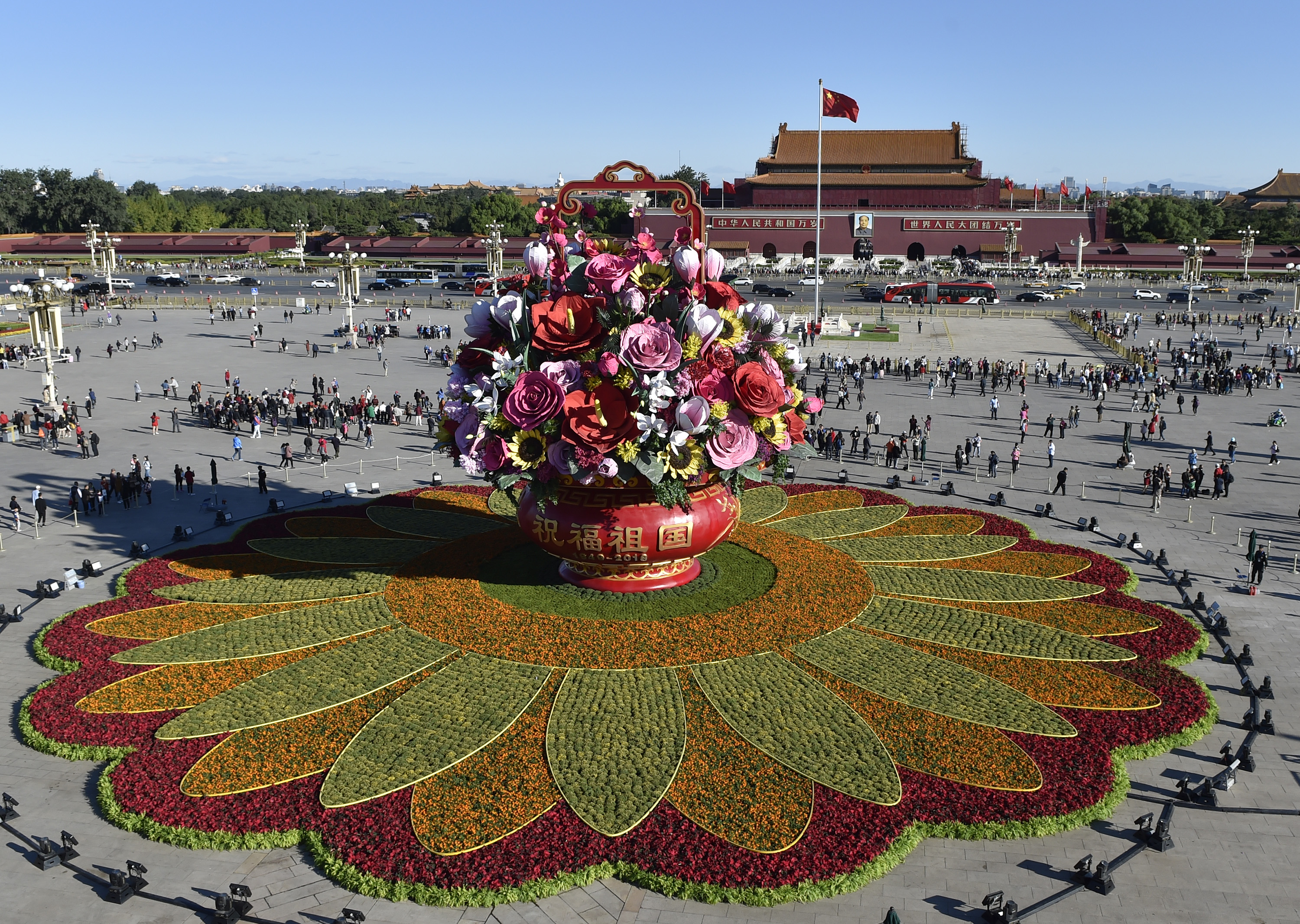 "祝福祖国"巨型花篮全面亮相(1)