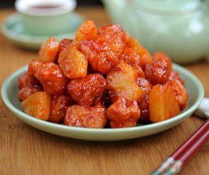 这肉叫古老肉,配上水果,味道酸甜可口,深受到中外宾客的欢迎