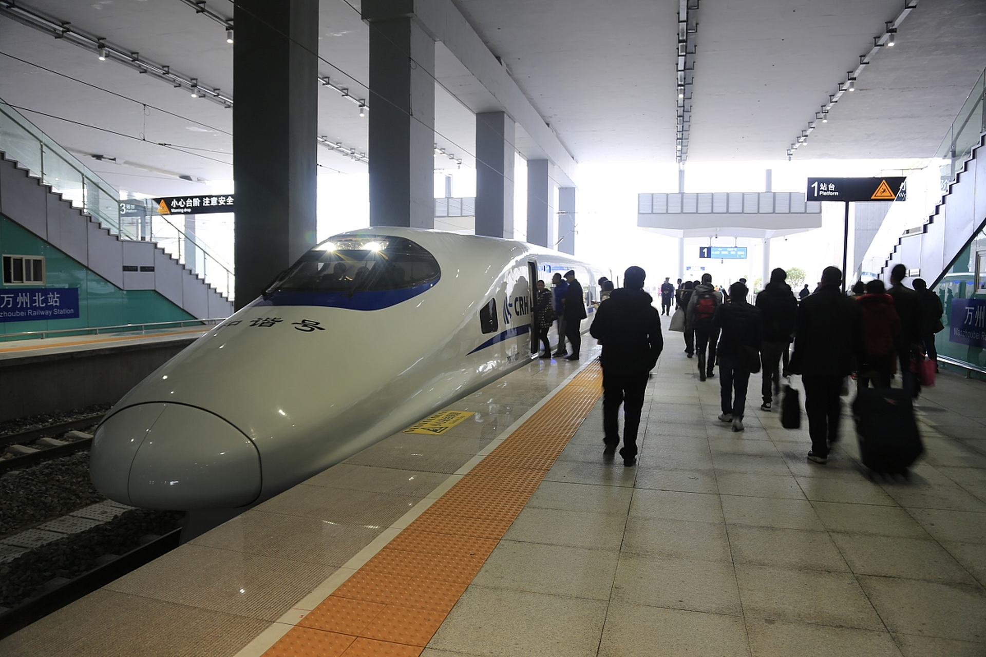 根据最新的消息,万州北站扩建后的规模为7台15线,站房3.