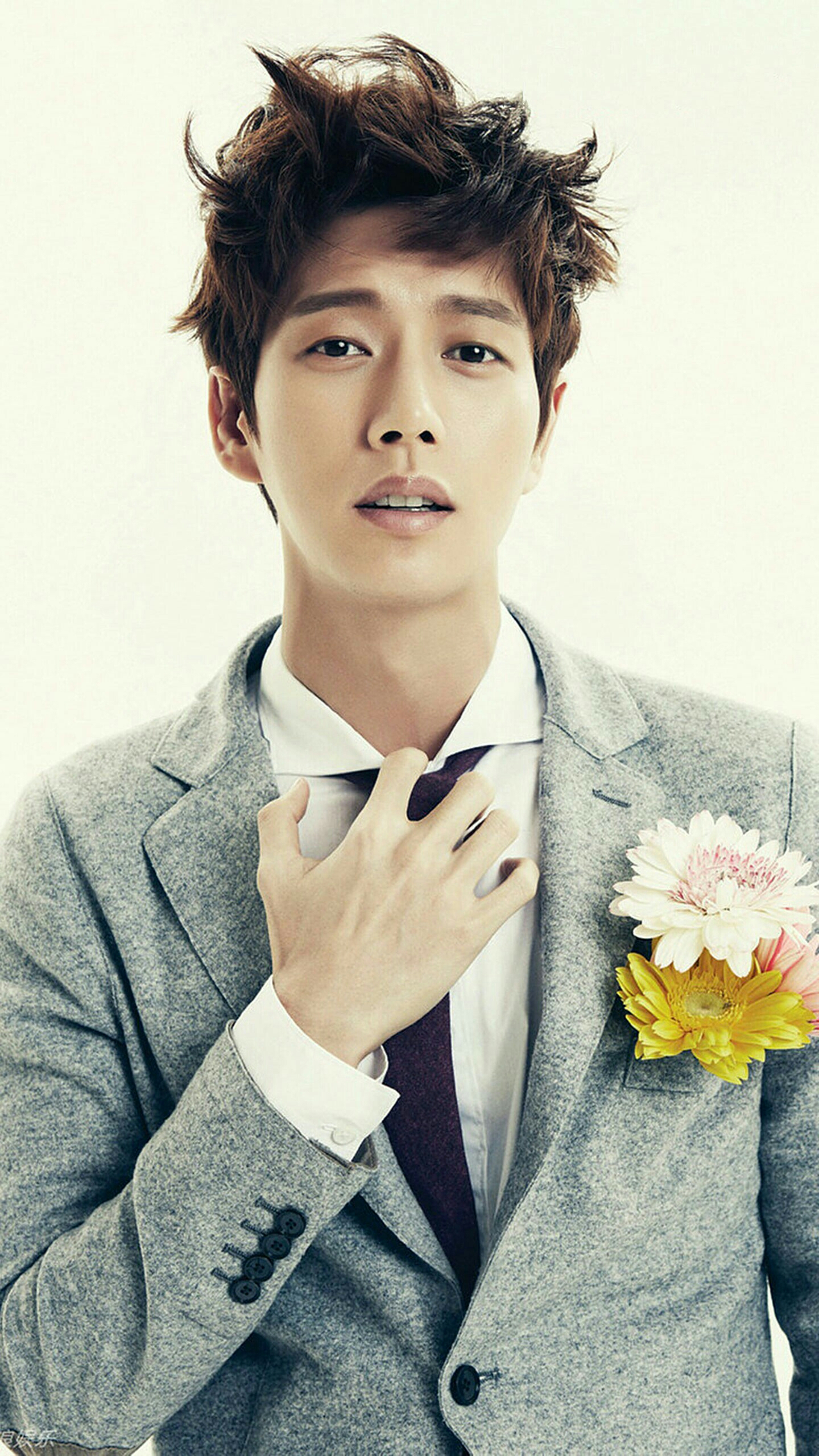 宋仲基在《太阳的后裔》里塑造的帅气军官迷倒一众粉丝,脱下军装的他