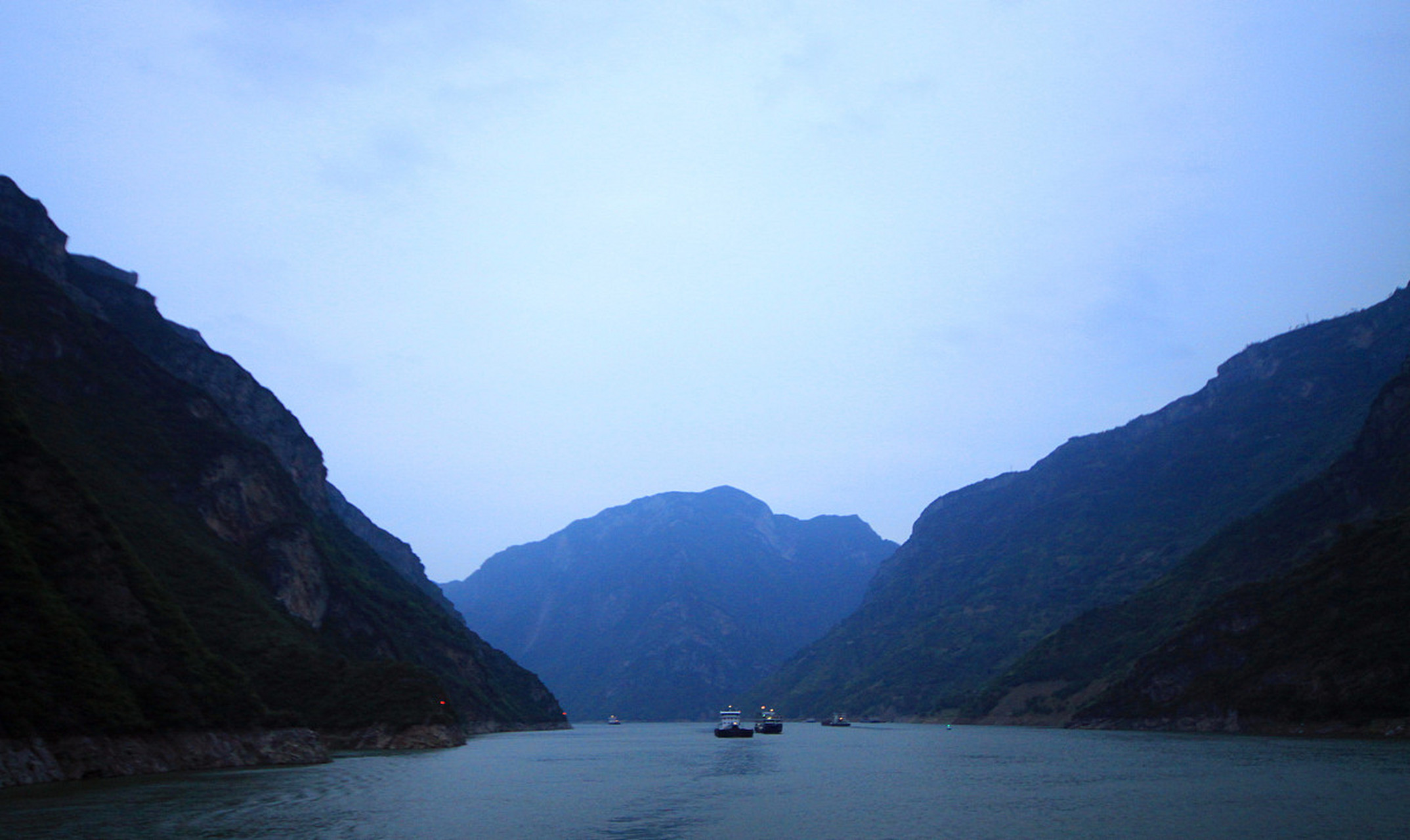 宜昌出发的长江三峡春色游,沿途欣赏生机盎然的山水,壮丽的三峡大坝