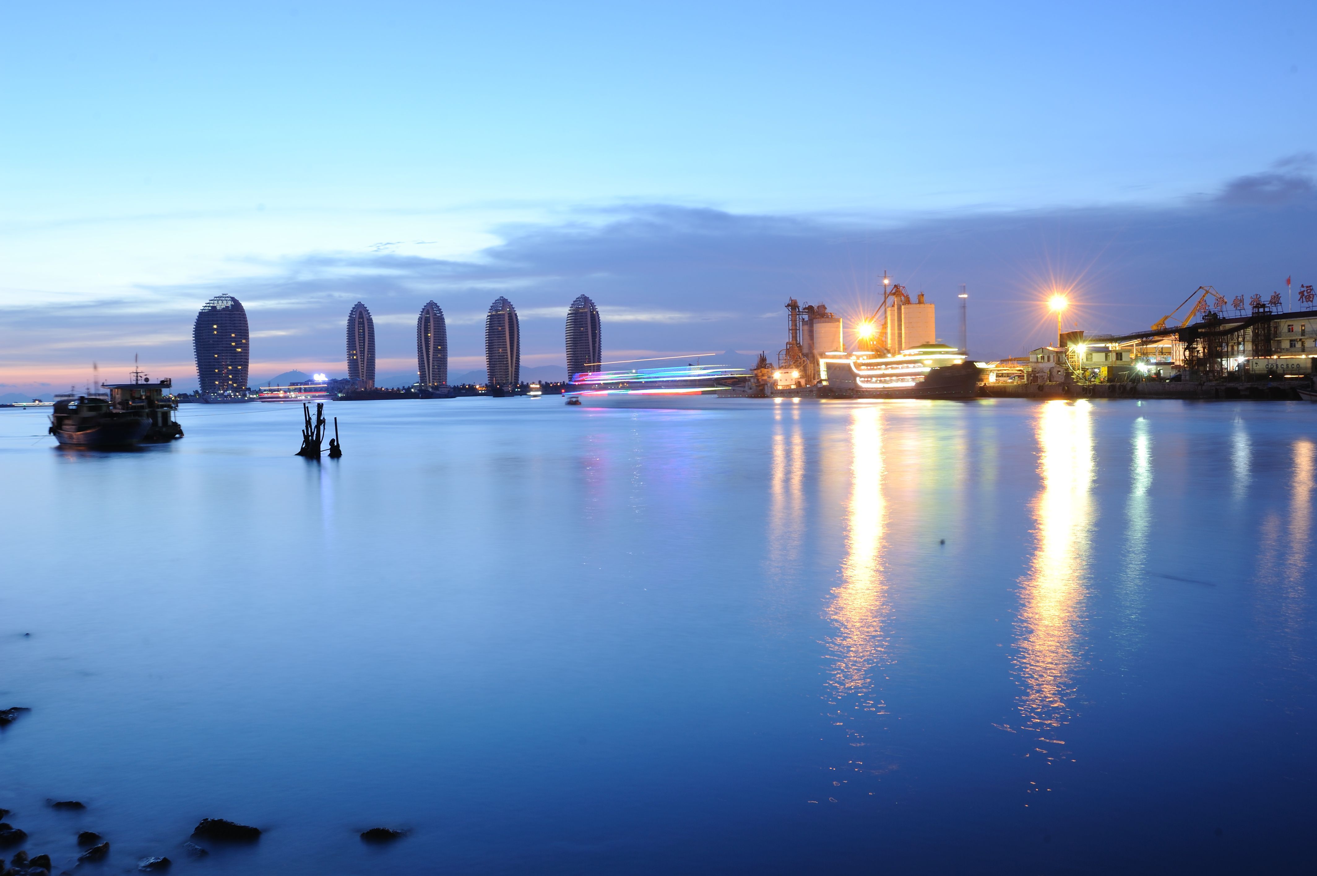 海南旅游:椰树围绕,沙滩洁白,碧海蓝天,美不胜收,令人神往