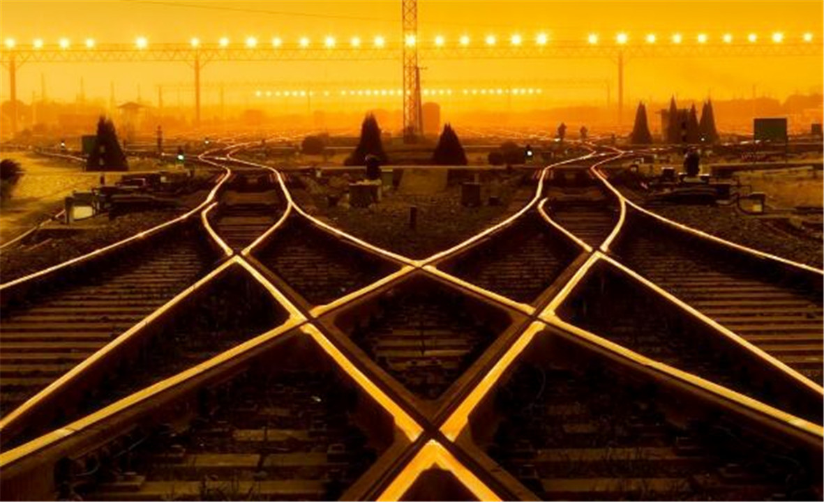 火车交汇处那么多分叉口,司机怎样辨认方向?说出来你可能都不信