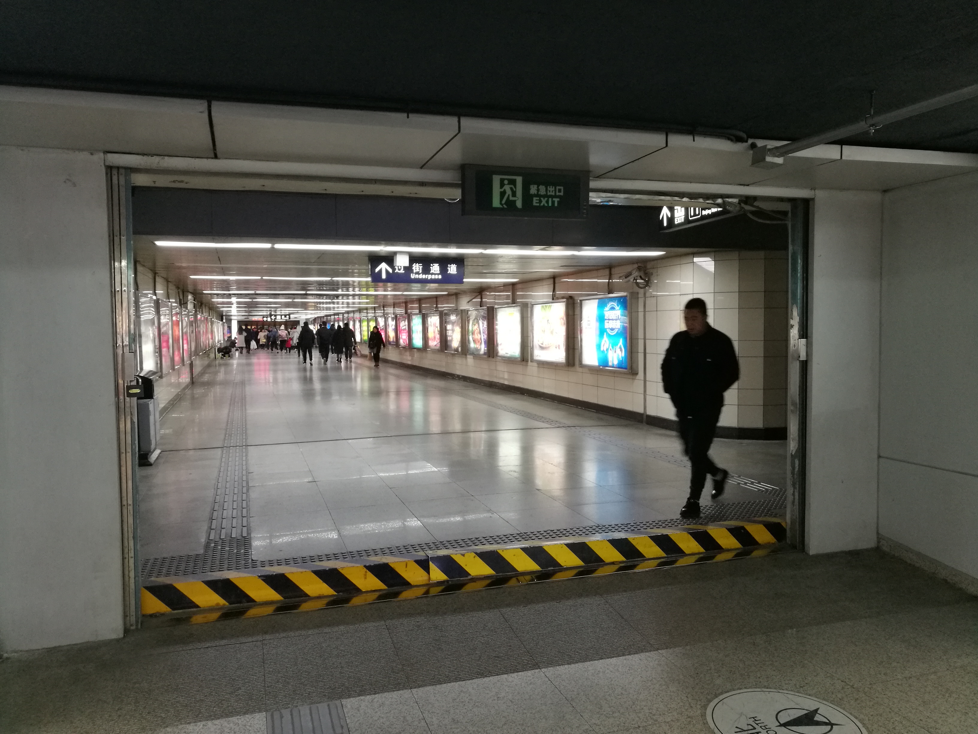 北京崇文门地铁站的打开方式:从商业区乘坐2号线,一定要走地面