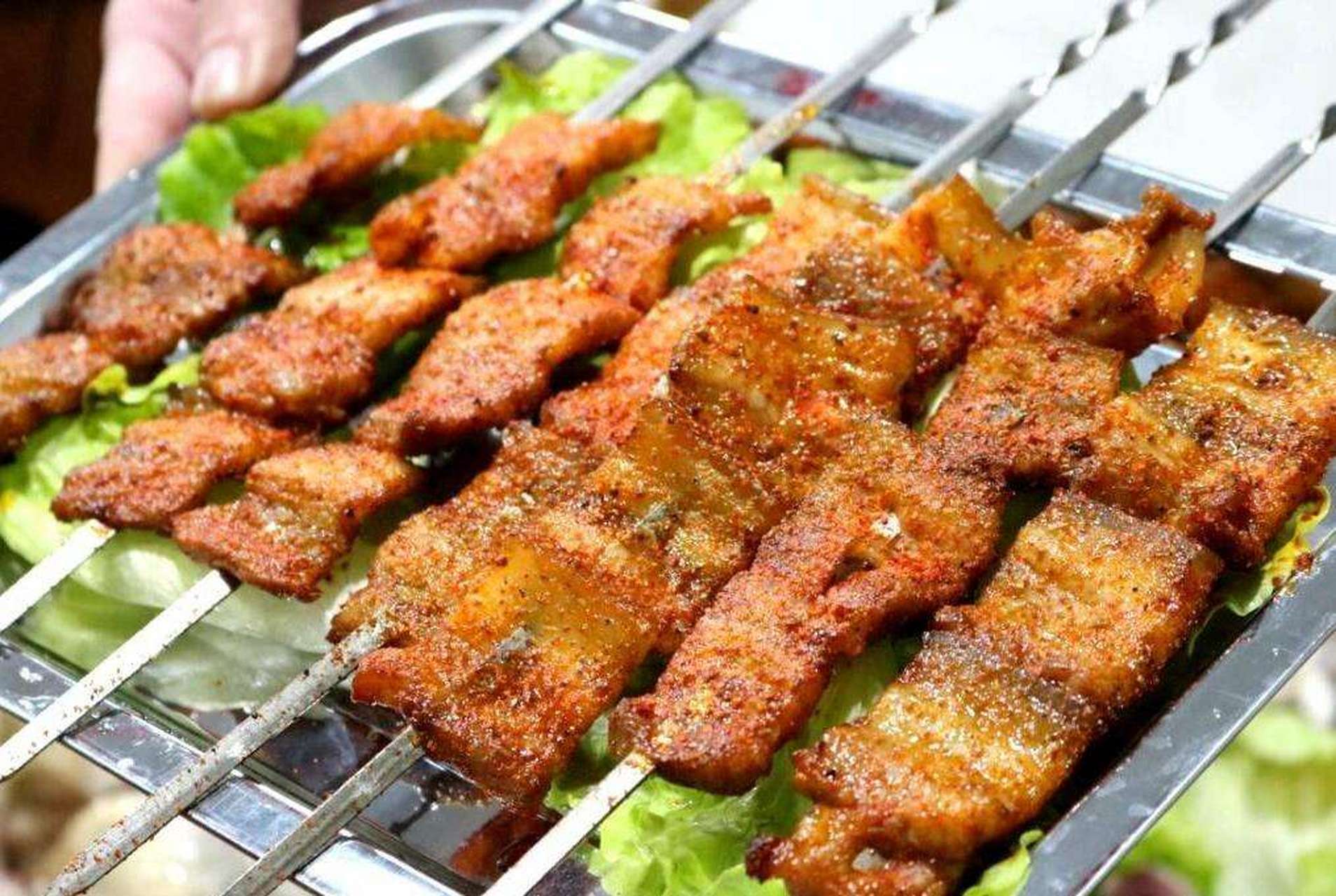 打卡济南夜市#济南夜市烧烤美食——烤五花肉,选用肥瘦适中的上好