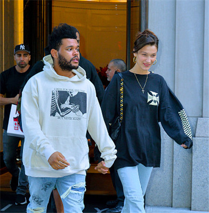 贝拉·哈迪德和盆栽哥复合后更加甜蜜 一黑一白手牵手