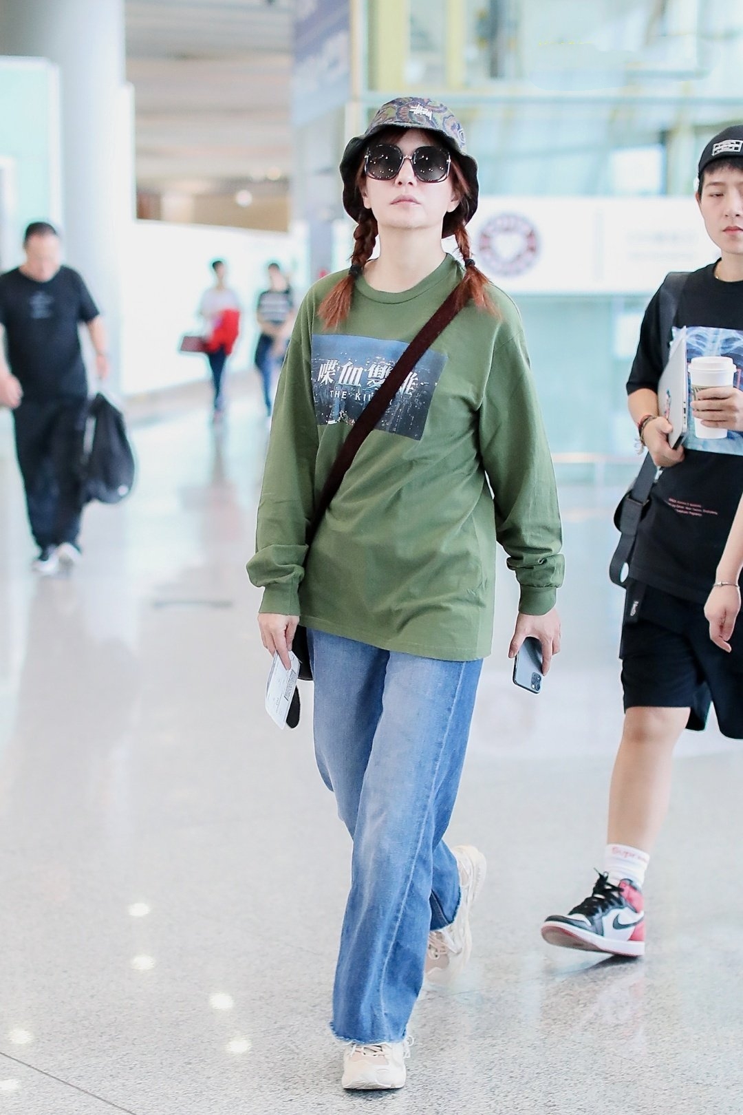 赵薇最新机场照,扎麻花辫好甜,绿衣红发搭配亮眼却穿出大妈身材
