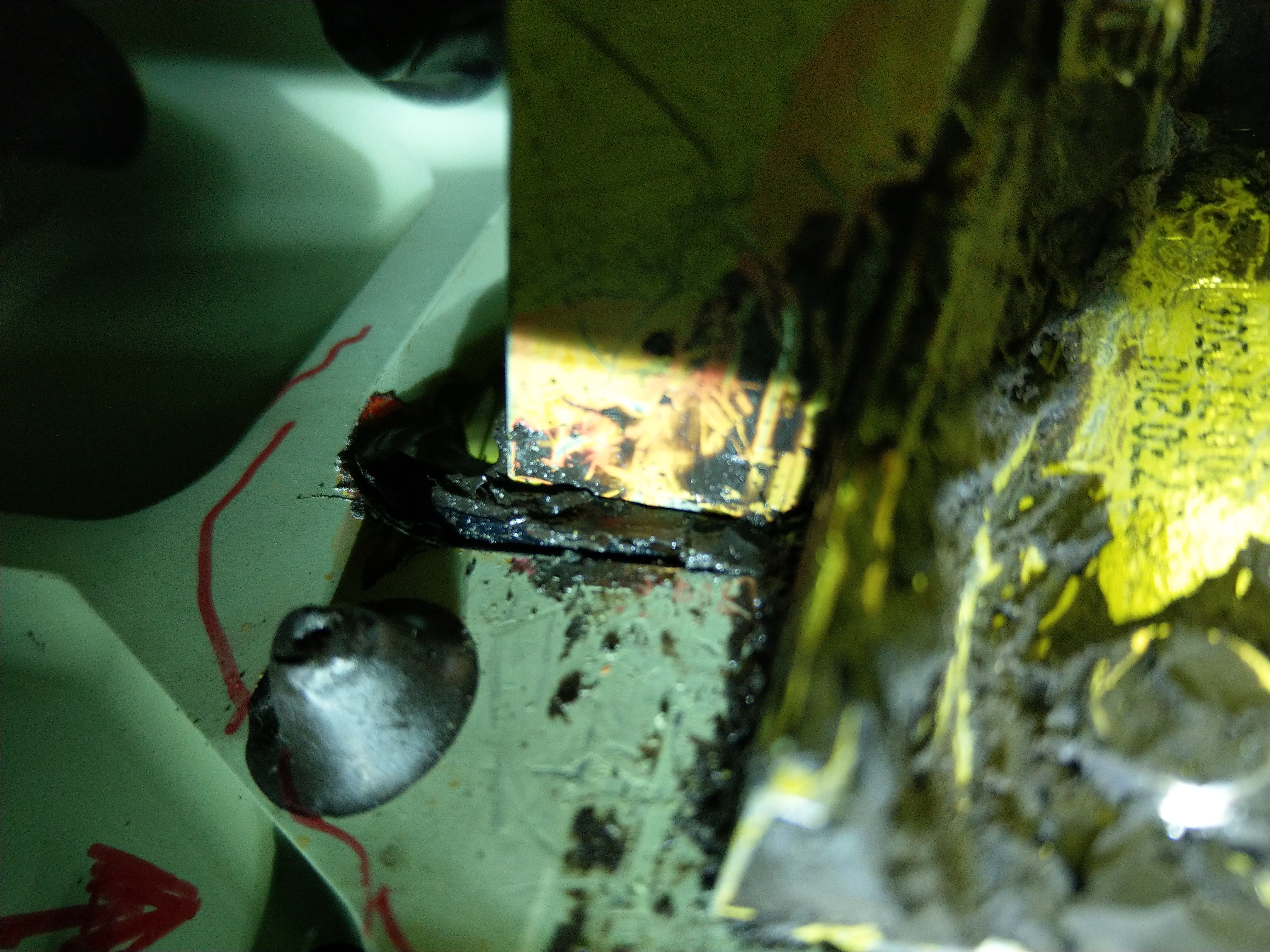 大家日常经常碰到汽车漏油,飞机漏油了怎么处理?