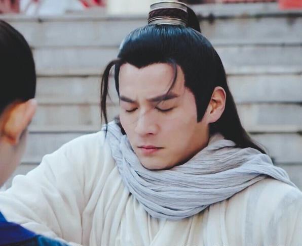 《东宫》片场花絮,小枫揉顾剑脸,眼泪全砸他脸上,粉丝笑出戏
