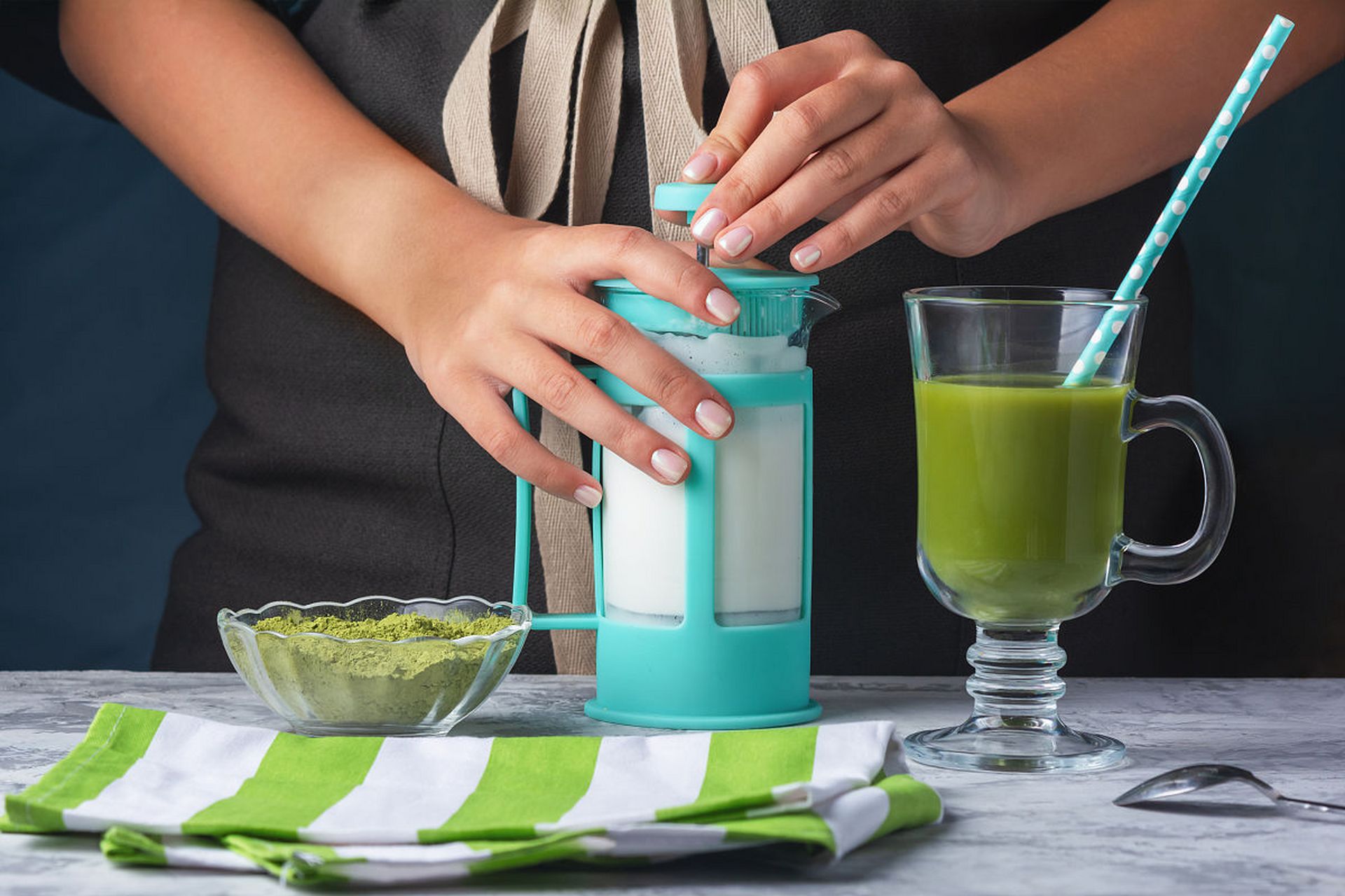 制作方法:1,先将冰糖蜂蜜用3倍的热水化开,然后上火熬制,边熬边搅拌