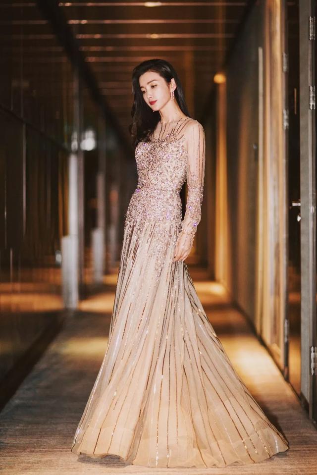 李冰冰身穿reem acra钉珠亮片刺绣晚礼服,尽显女王气质.