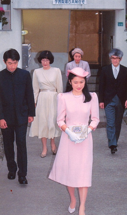 看了雅子妃娘家,再看纪子妃娘家,才发现娘家人的格局有多重要