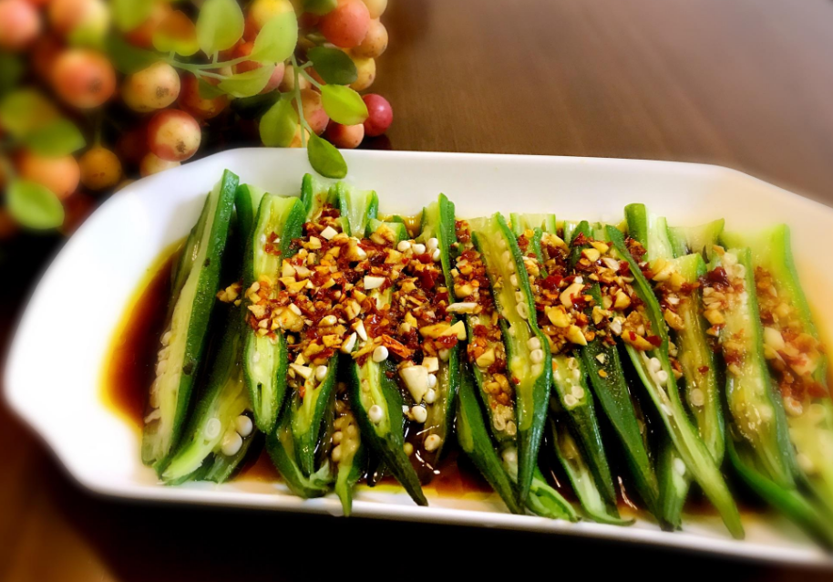 不知道怎么吃秋葵,试试蒜汁秋葵吧!味道很不错哦!