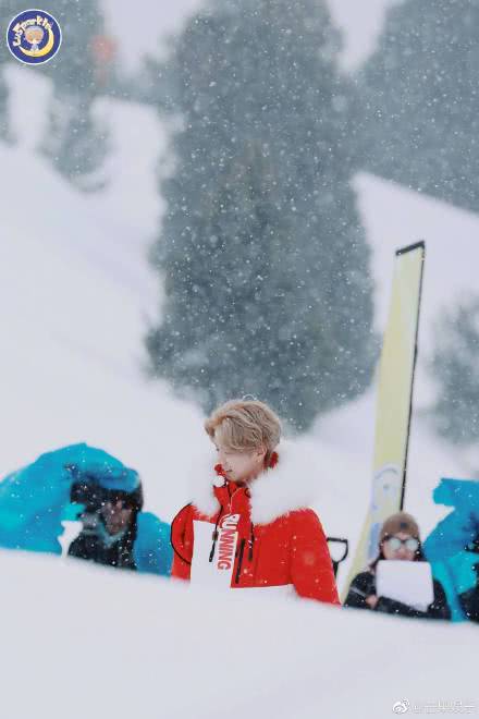 鹿晗阿尔卑斯山滑雪,鹿三岁和鹿大佬差的只是墨镜!