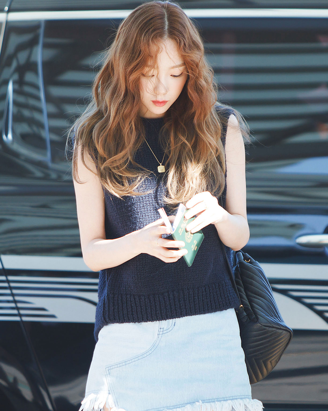 泰妍饭拍生图,一头橙色卷发变身"洋娃娃"